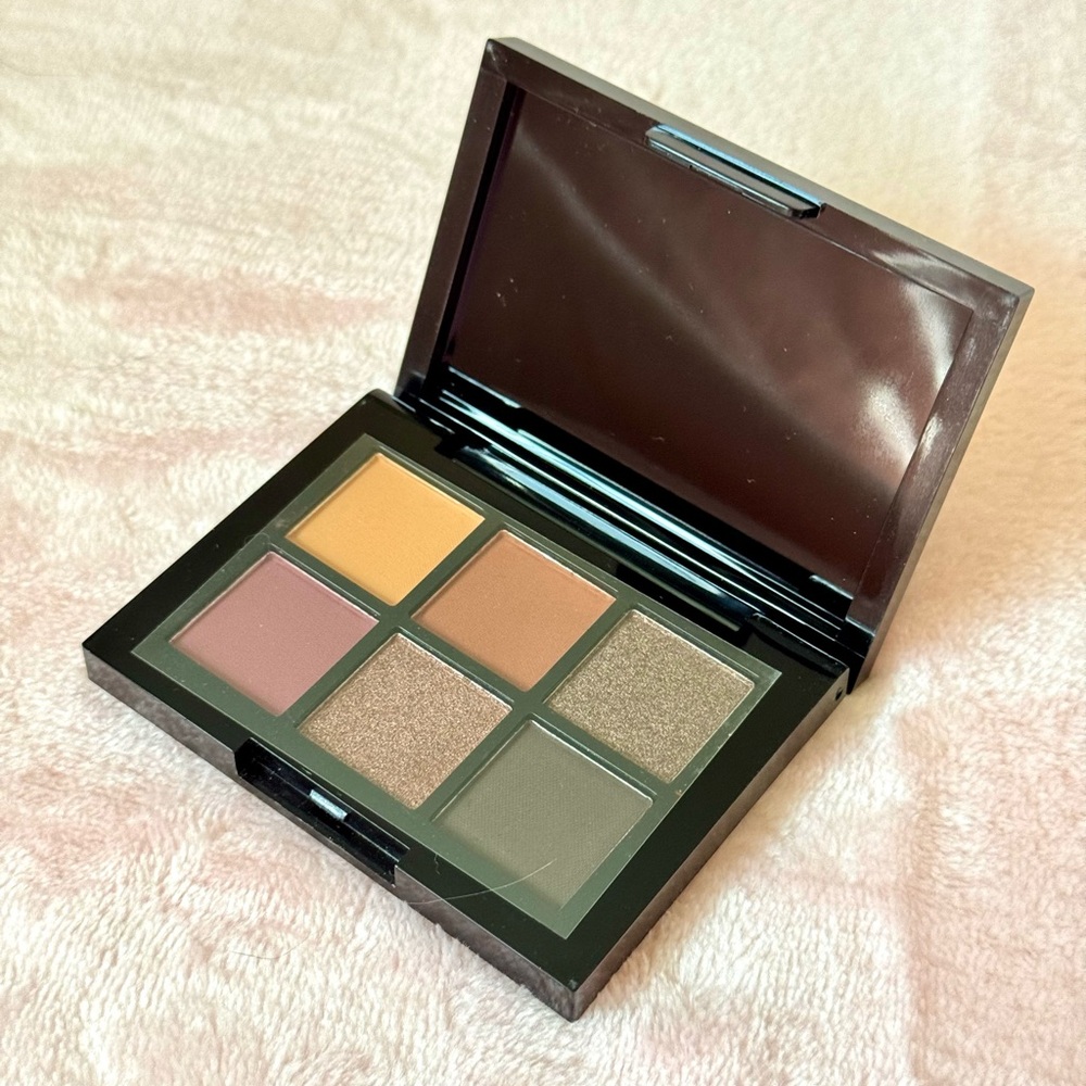 Beauty Vault Eyeshadow Palette with Earthy Tones BNIB